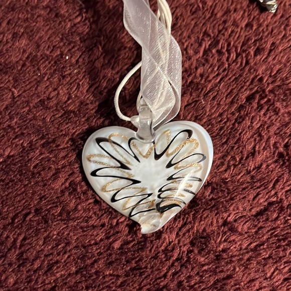 Glass pendant necklace. - Picture 3 of 3